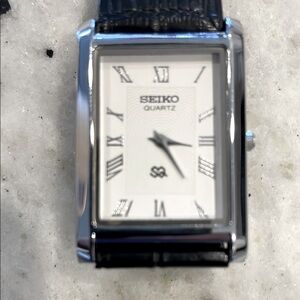 Vintage silver tone stainless steel Seiko S2 quartz watch.  Like new.